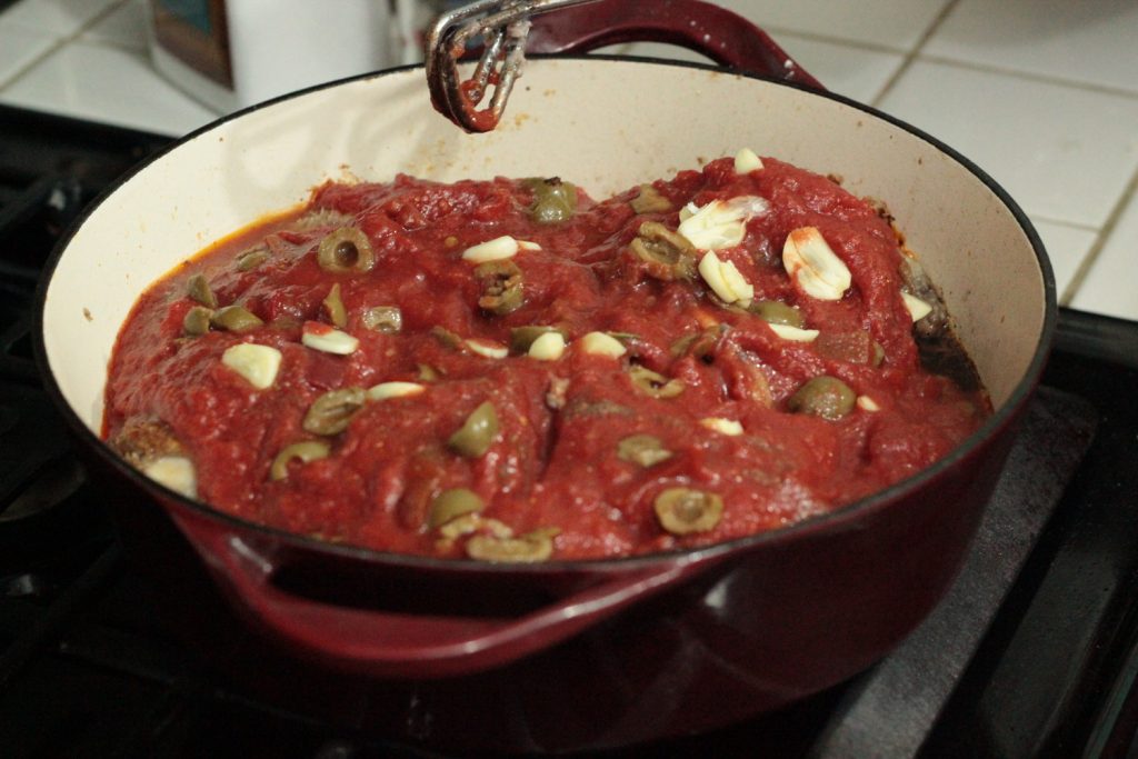 chickencacciatore-addchickensaucegarlicolives