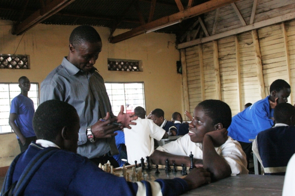robert-katende-phiona-mutesi-3